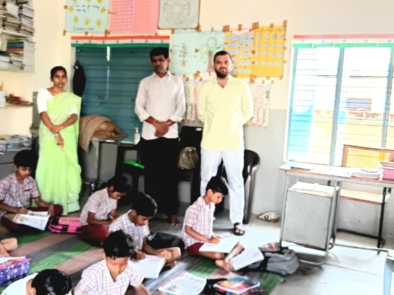 ప్రభుత్వ పాఠశాలను సందర్శించిన ఎంబడి చంద్రశేఖర్