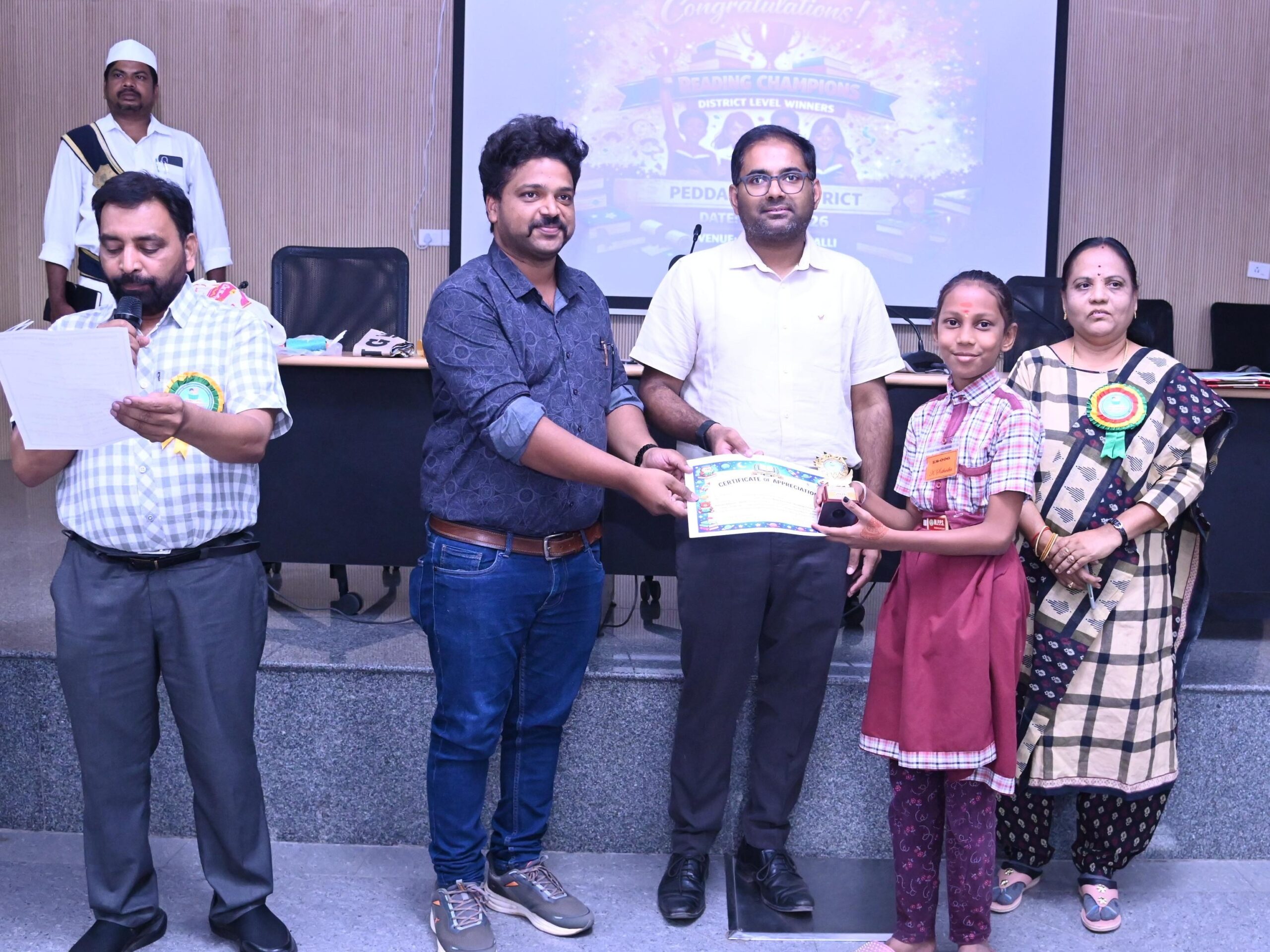 రీడింగ్ పోటీల విజేతలకు బహుమతులు పంపిణీ