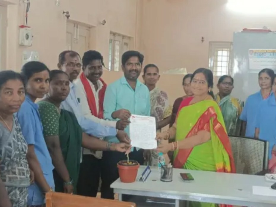 ఈవో రమాదేవికి వినతి పత్రం ఇచ్చిన కార్మికులు