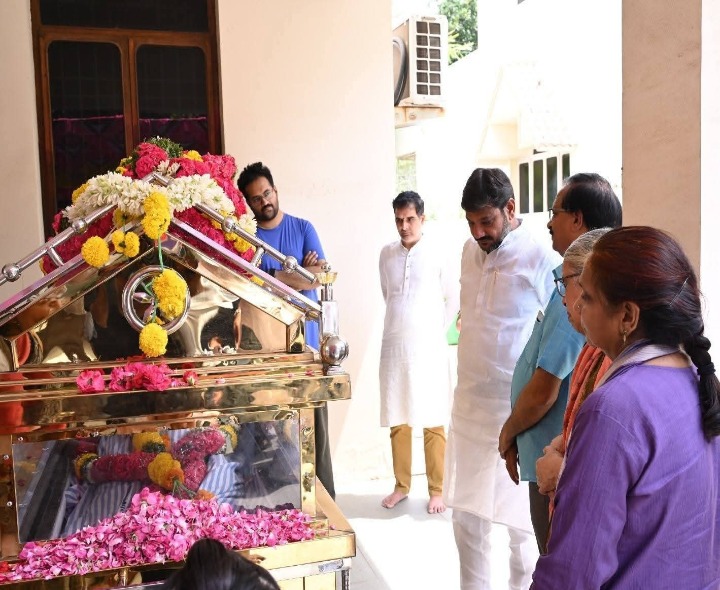 పార్థివ దేహానికి నివాళులు అర్పించిన ఎమ్మెల్యే