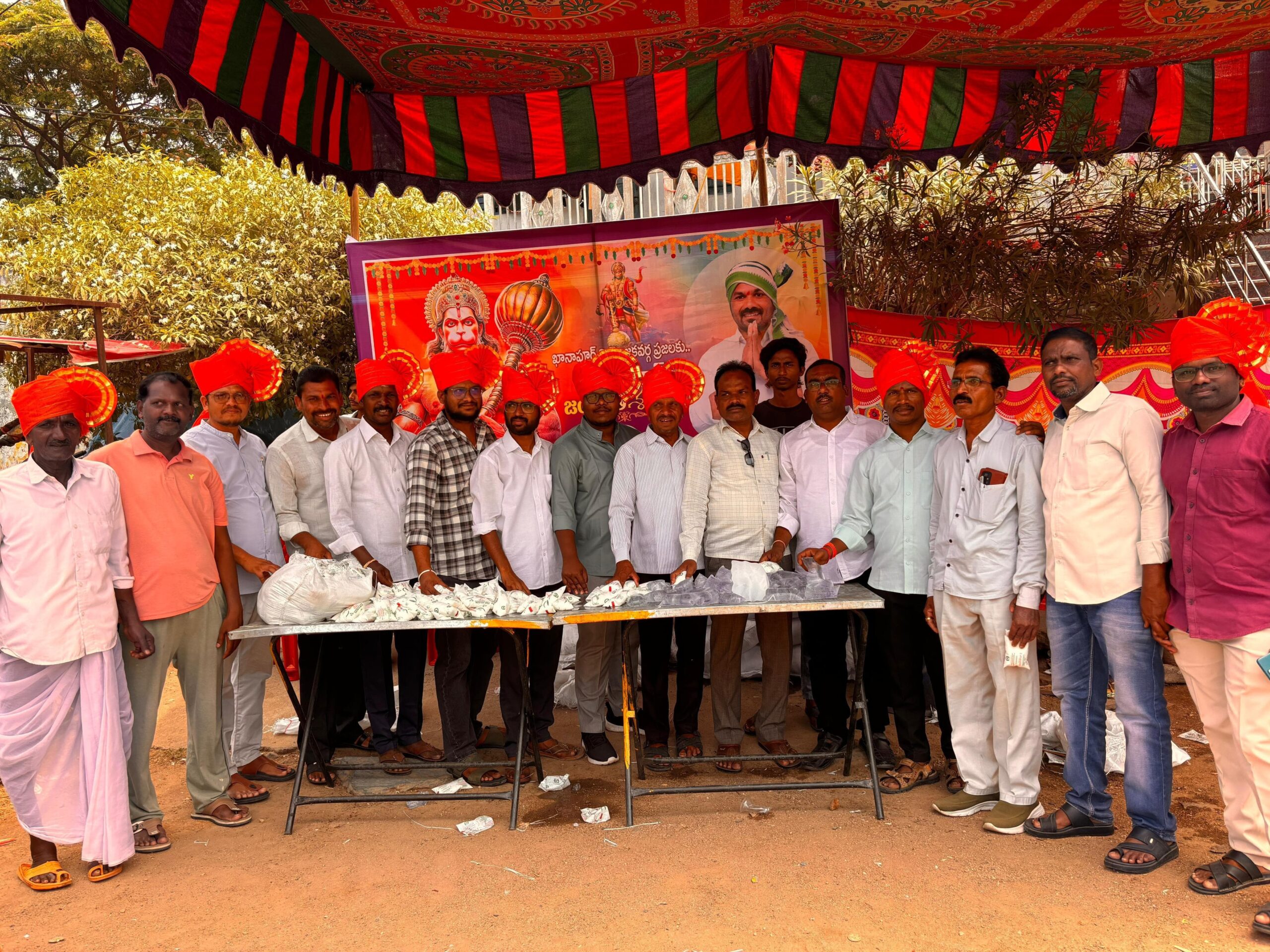 వెడ్మ ఫౌండేషన్ ఆధ్వర్యంలో మజ్జిగ ప్యాకెట్స్ పంపిణీ