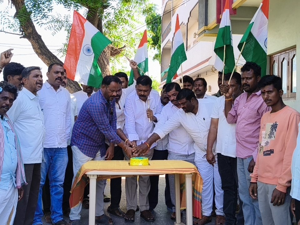 గుత్తిలో టీడీపీ నాయకుల సంబరాలు