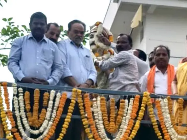 సర్వాయి పాపన్నగౌడ్ స్ఫూర్తితో ముందుకెళ్దాం: కలెక్టర్