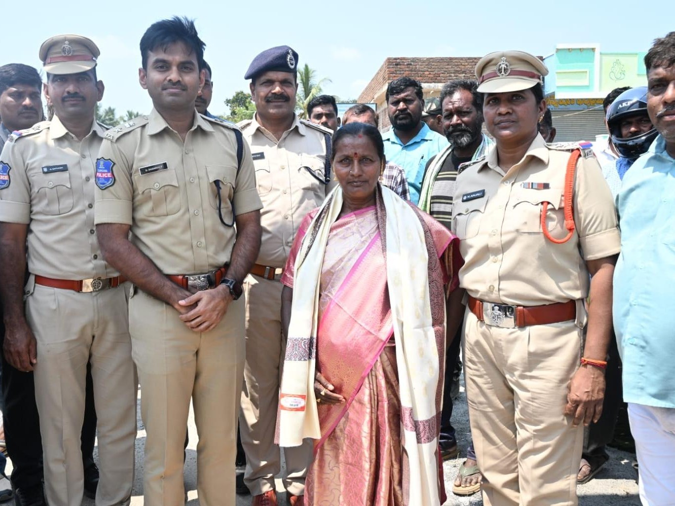 తిర్మలాపురం సర్పంచ్‌ని సన్మానించిన ఎస్పీ