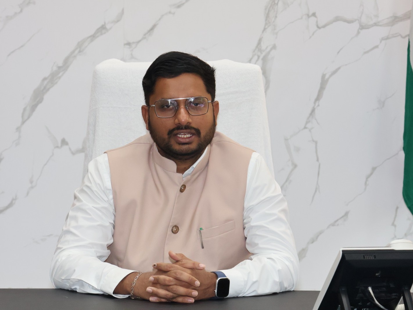 విద్యాశాఖ సిబ్బందికి షోకాజ్ నోటీసులుః కలెక్టర్