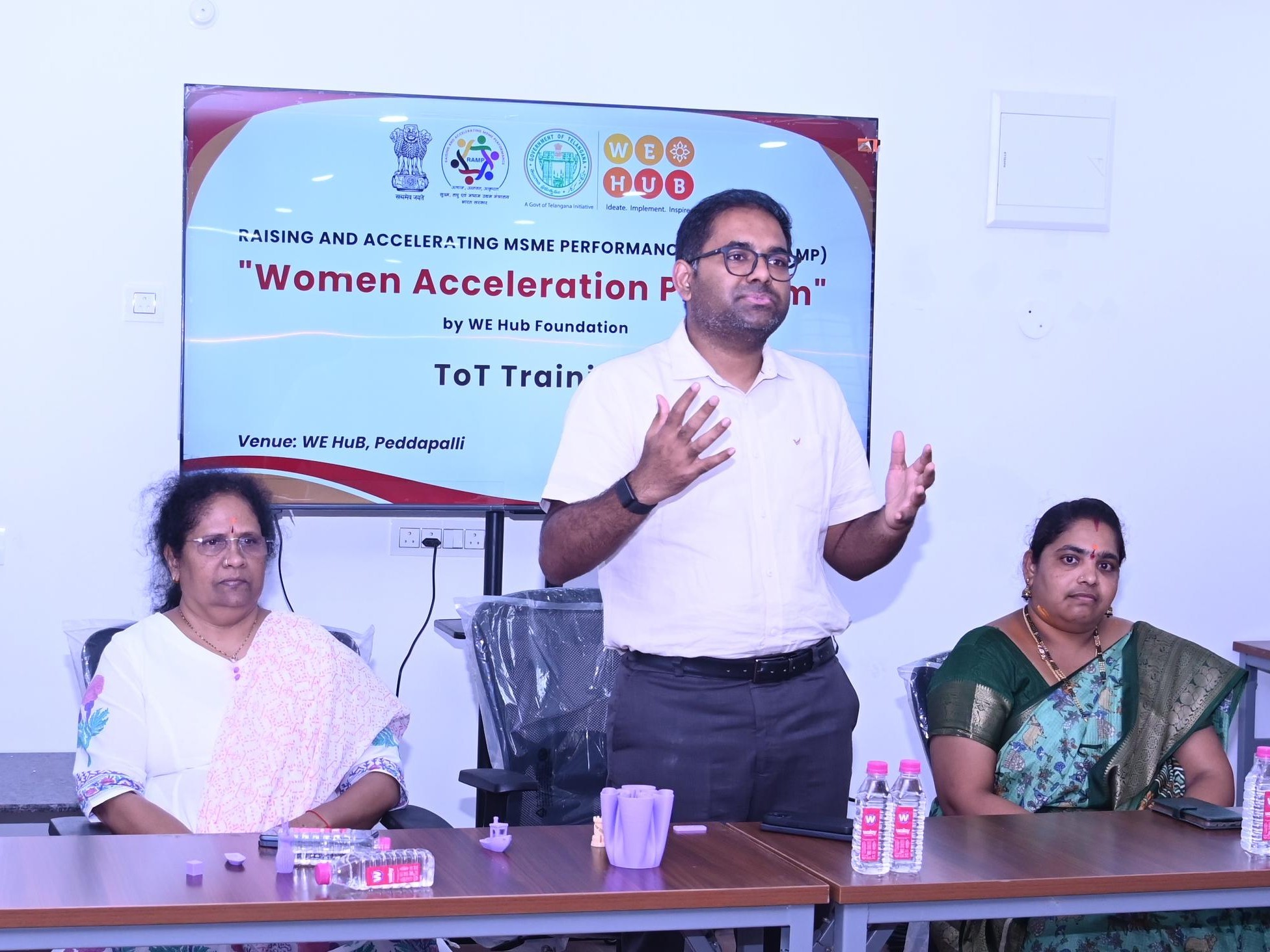 వీ- హబ్ కేంద్రాన్ని ఆదర్శంగా తీర్చిదిద్దాలి: కలెక్టర్