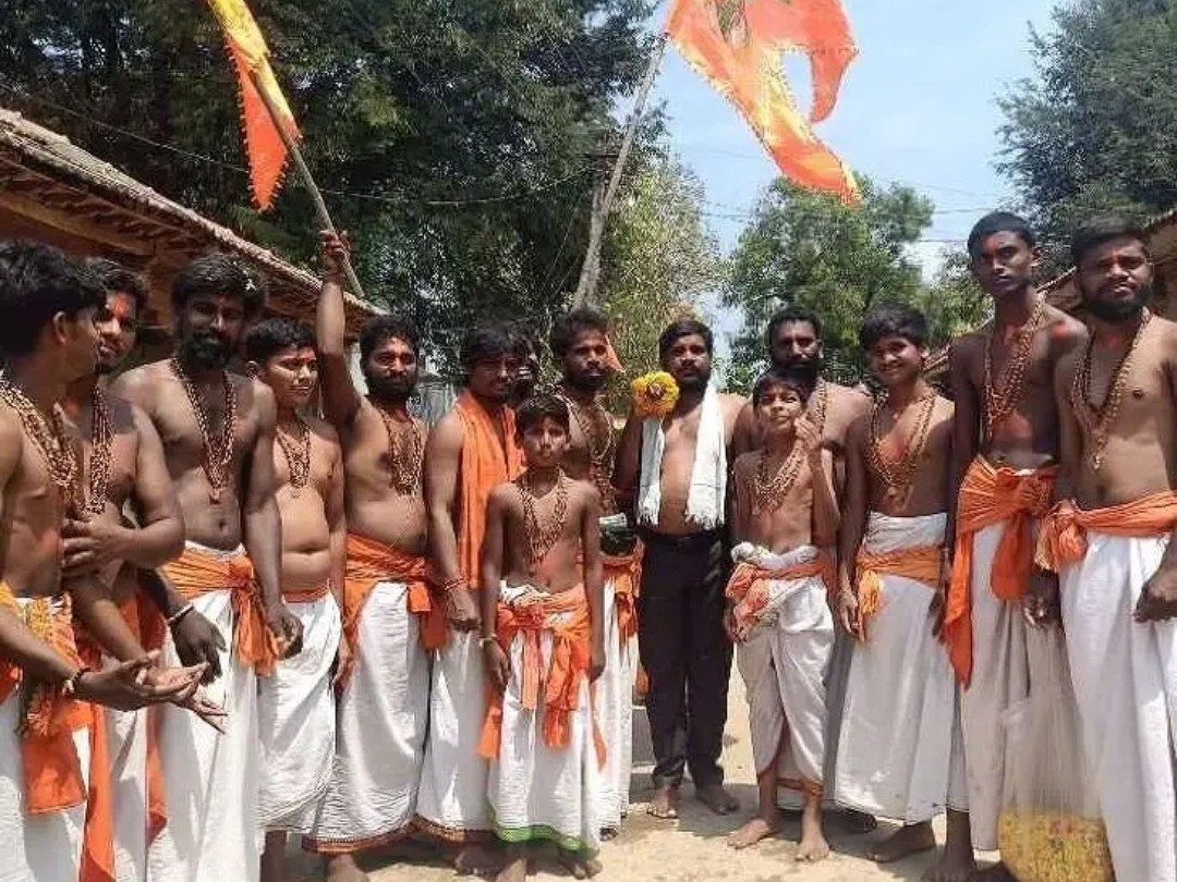 వీధుల గుండా పల్లకీలో స్వామివారి విగ్రహాన్ని ఊరేగింపు