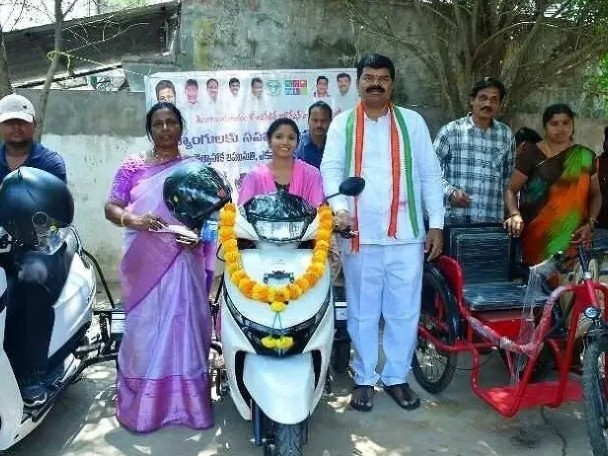 స్వయం ఉపాధి చెక్కులు పంపిణీ చేసిన ఎమ్మెల్యే