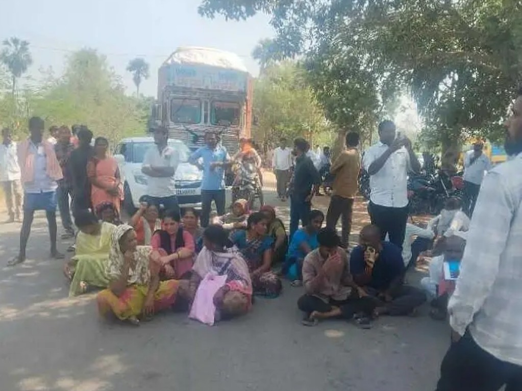 సిలిండర్ల కోసం రోడ్డుపై రాస్తారోకో