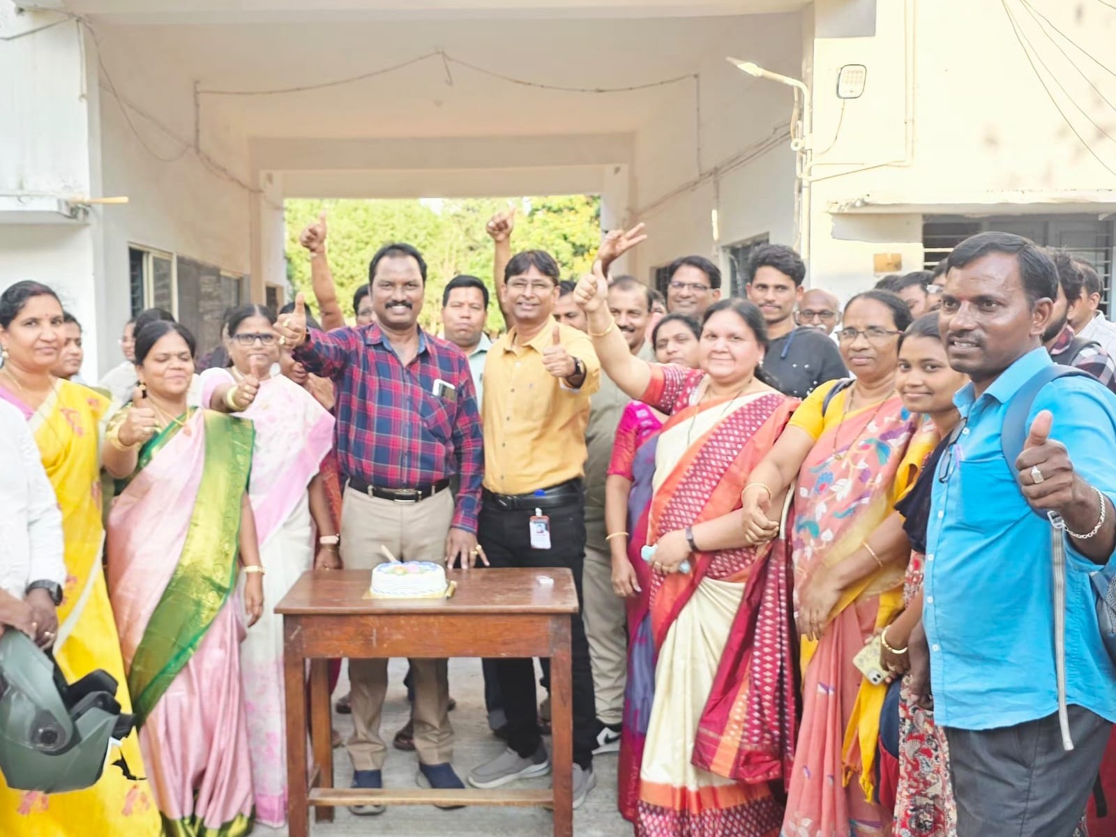 వేడుకలు జరుపుకున్న అధ్యాపకులు