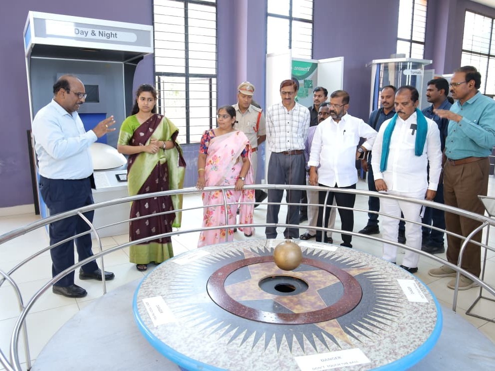 సైన్స్ సెంటర్‌ను సందర్శించిన కలెక్టర్