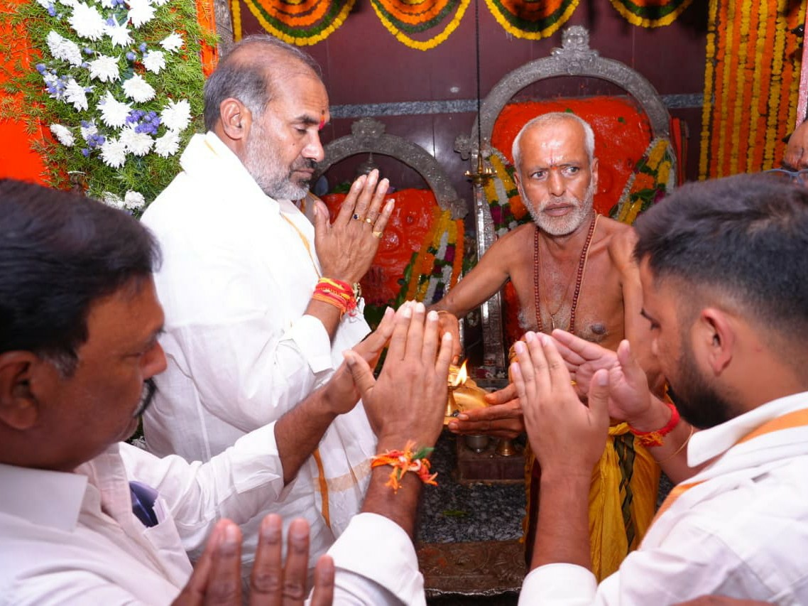 ఆంజనేయ స్వామిని దర్శించుకున్న ప్రభుత్వ విప్