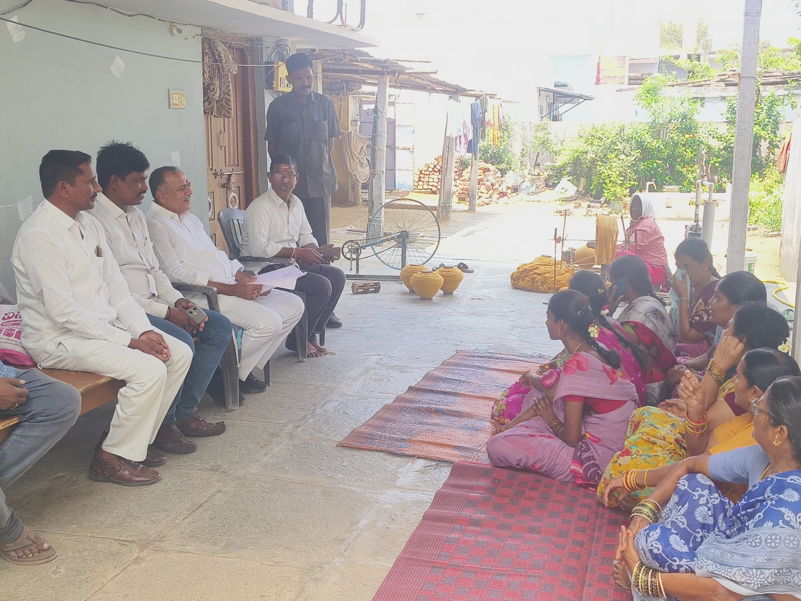 చేనేత కార్మికులను ఆదుకోవాలి: మాజీ ఎమ్మెల్యే