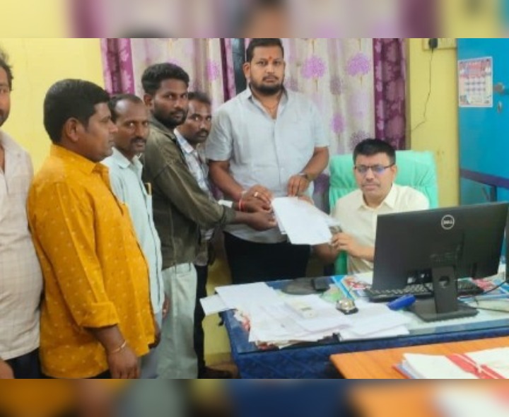 ‘పాఠశాల భవనం స్థలం కబ్జా కాకుండా కాపాడాలి’