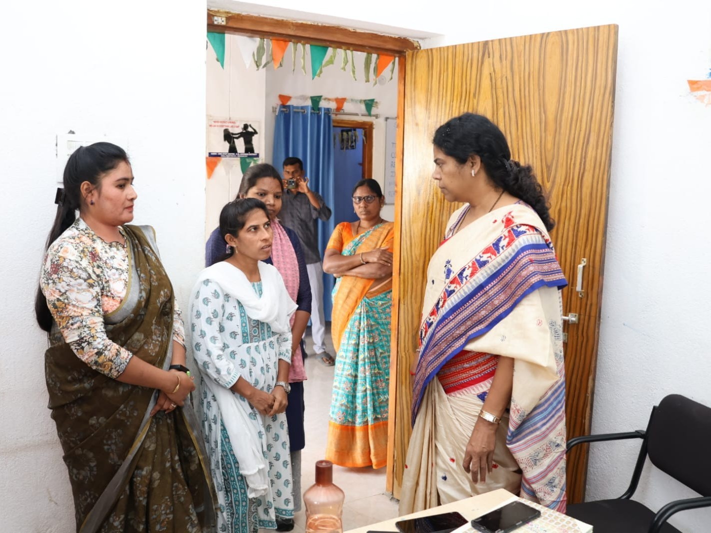 సఖి కేంద్రంను ఆకస్మికంగా తనిఖీ చేసిన కలెక్టర్