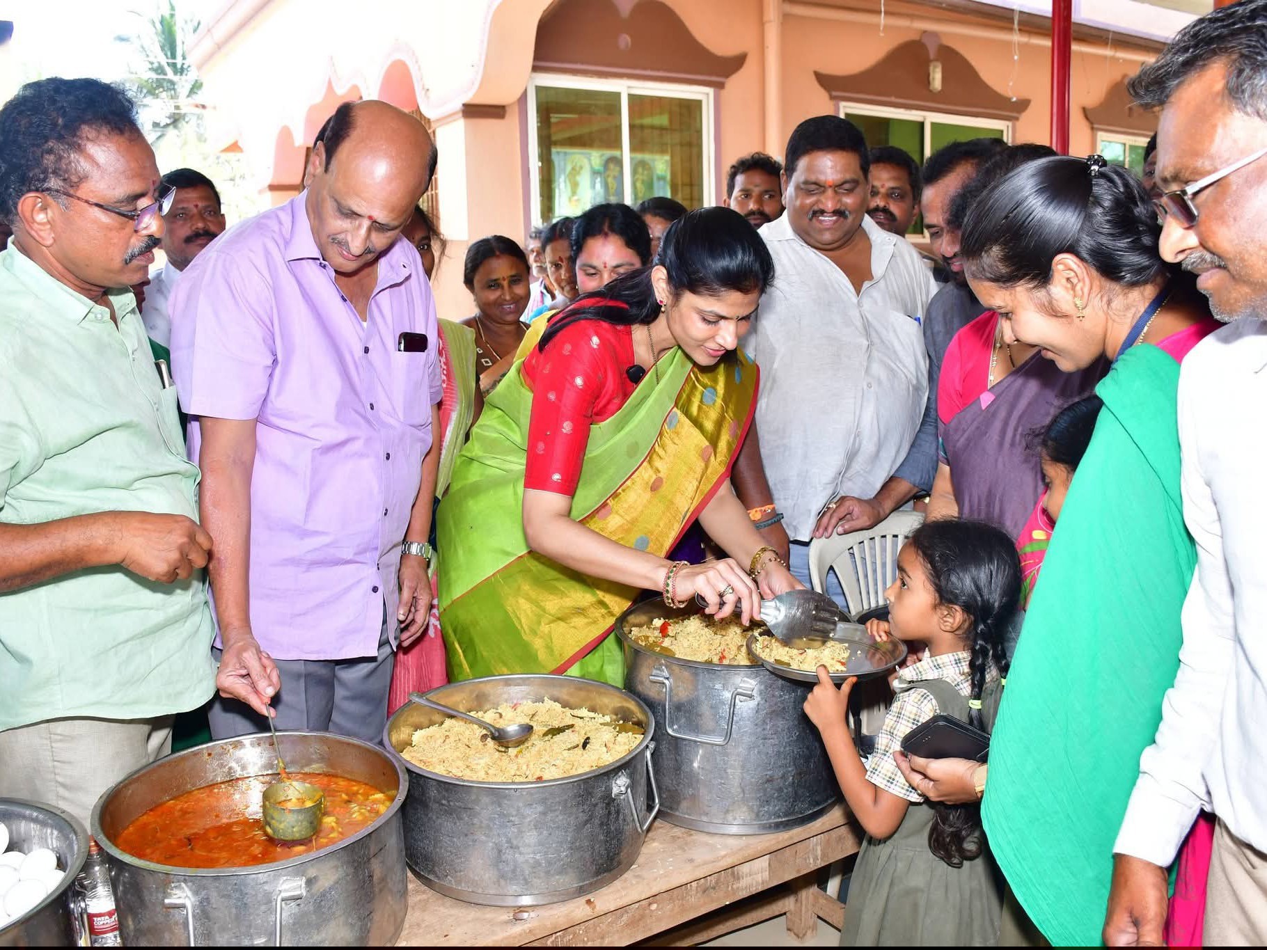 పిల్లలకు భోజనాన్ని వడ్డించిన ఎమ్మెల్యే