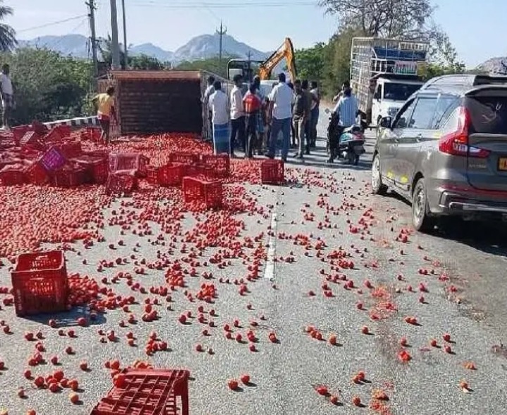 హైవేపై టమాటా లారీ బోల్తా