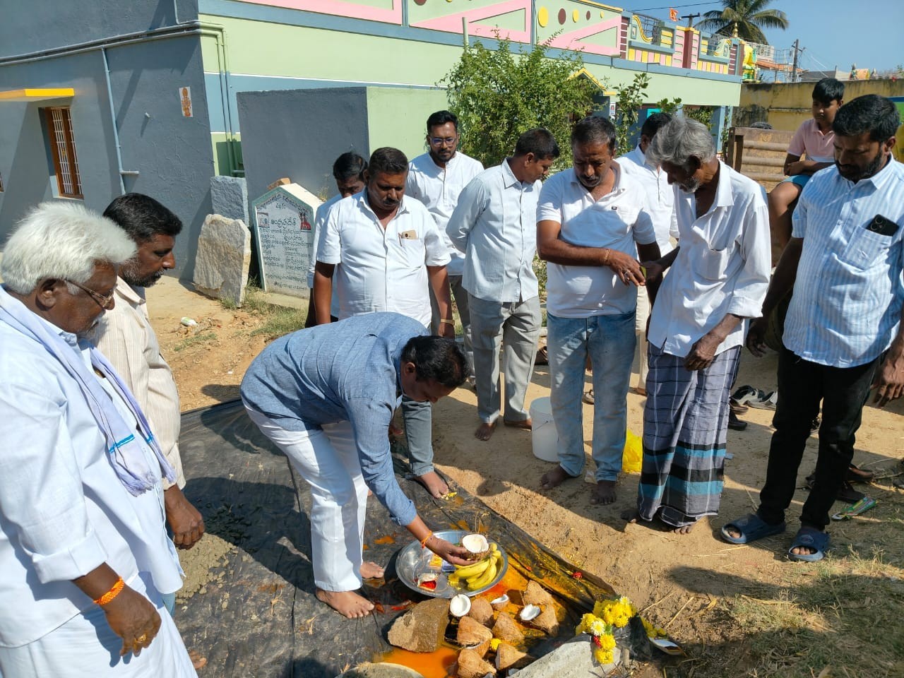 సింగిరిగుంట పంచాయతీలో సీసీ రోడ్‌కు భూమి పూజ