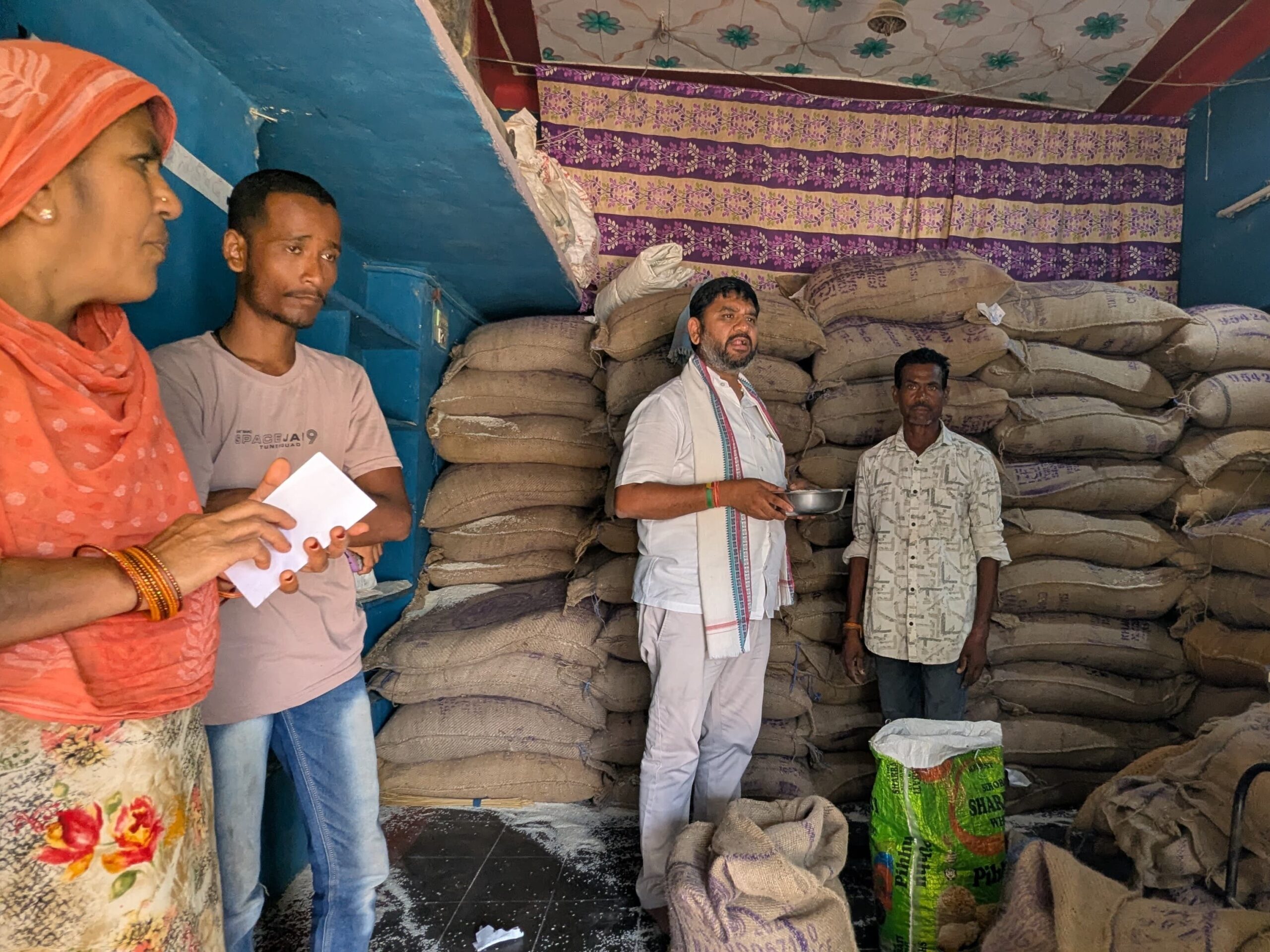 రేషన్ షాపు సందర్శించిన MLA