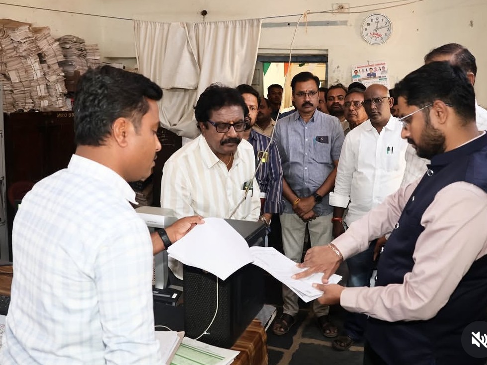 భూ భారతి దరఖాస్తులను త్వరితగతిన పరిష్కరించాలి: కలెక్టర్