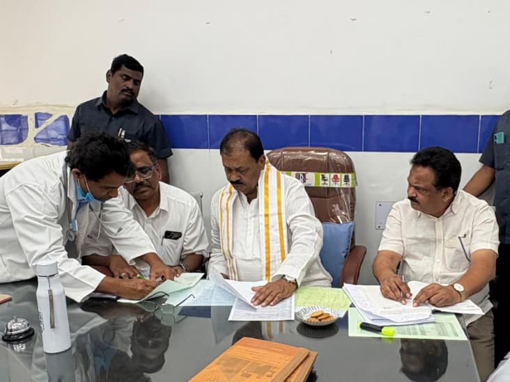 ప్రభుత్వ ఆసుపత్రిని పర్యవేక్షించిన షబ్బీర్ అలీ