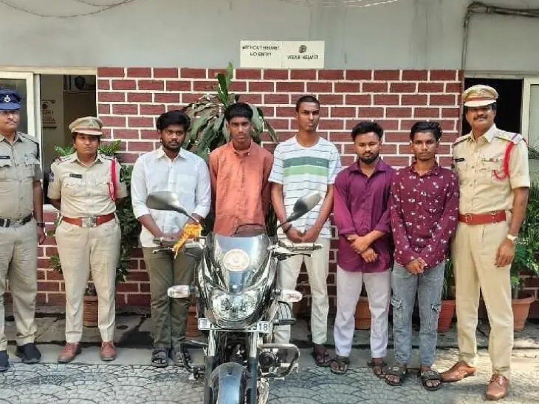 సోషల్ మీడియాలో వీడియో వైరల్.. ఐదుగురు అరెస్ట్