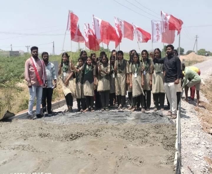 మోడల్ స్కూల్‌కు సీసీ రోడ్డు పనుల ప్రారంభం