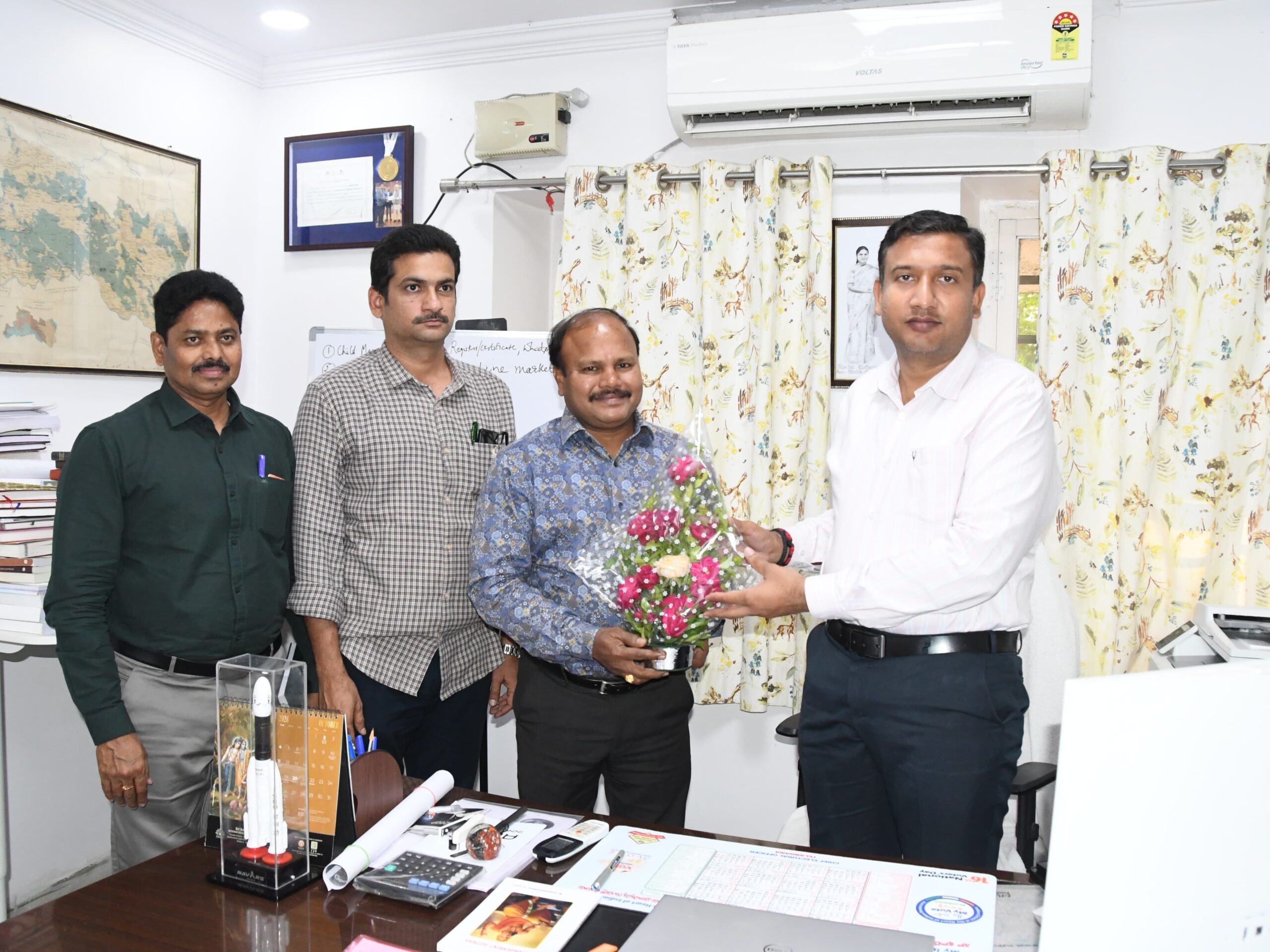 కలెక్టర్‌ను కలిసిన RTC RM విజయ భాను