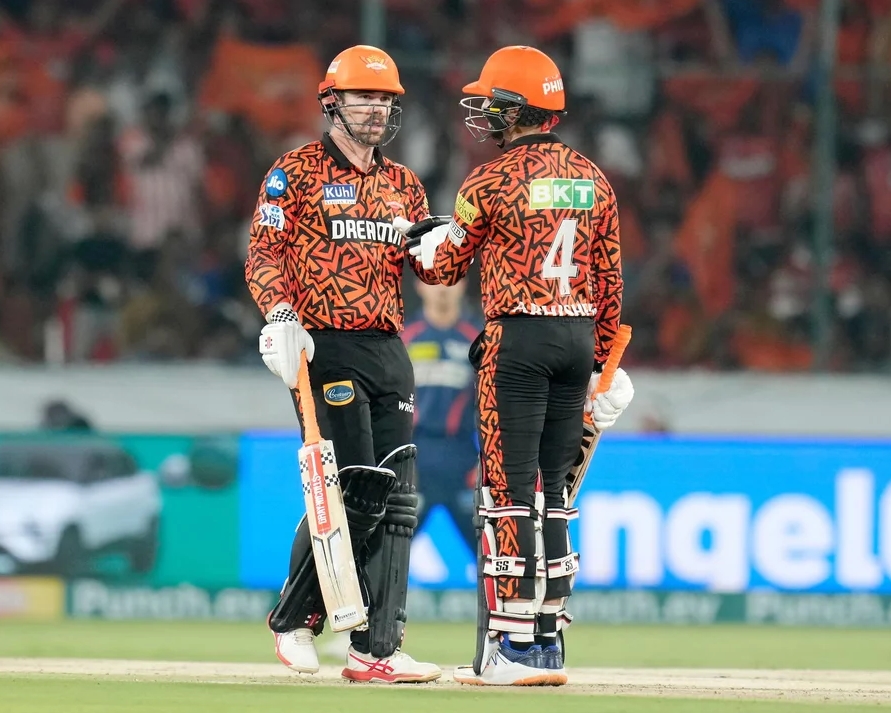 KKR vs SRH: దూకుడుగా ఆడుతున్న హెడ్, అభి