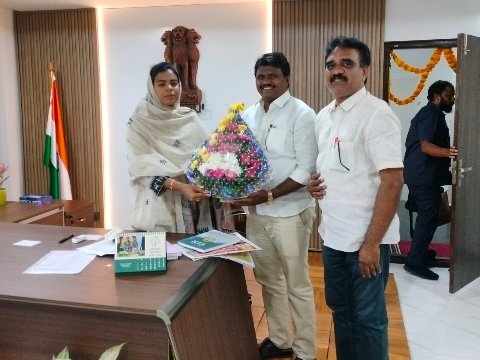 విద్యాశాఖ కమిషనర్‌కు టీచర్ల అభినందనలు