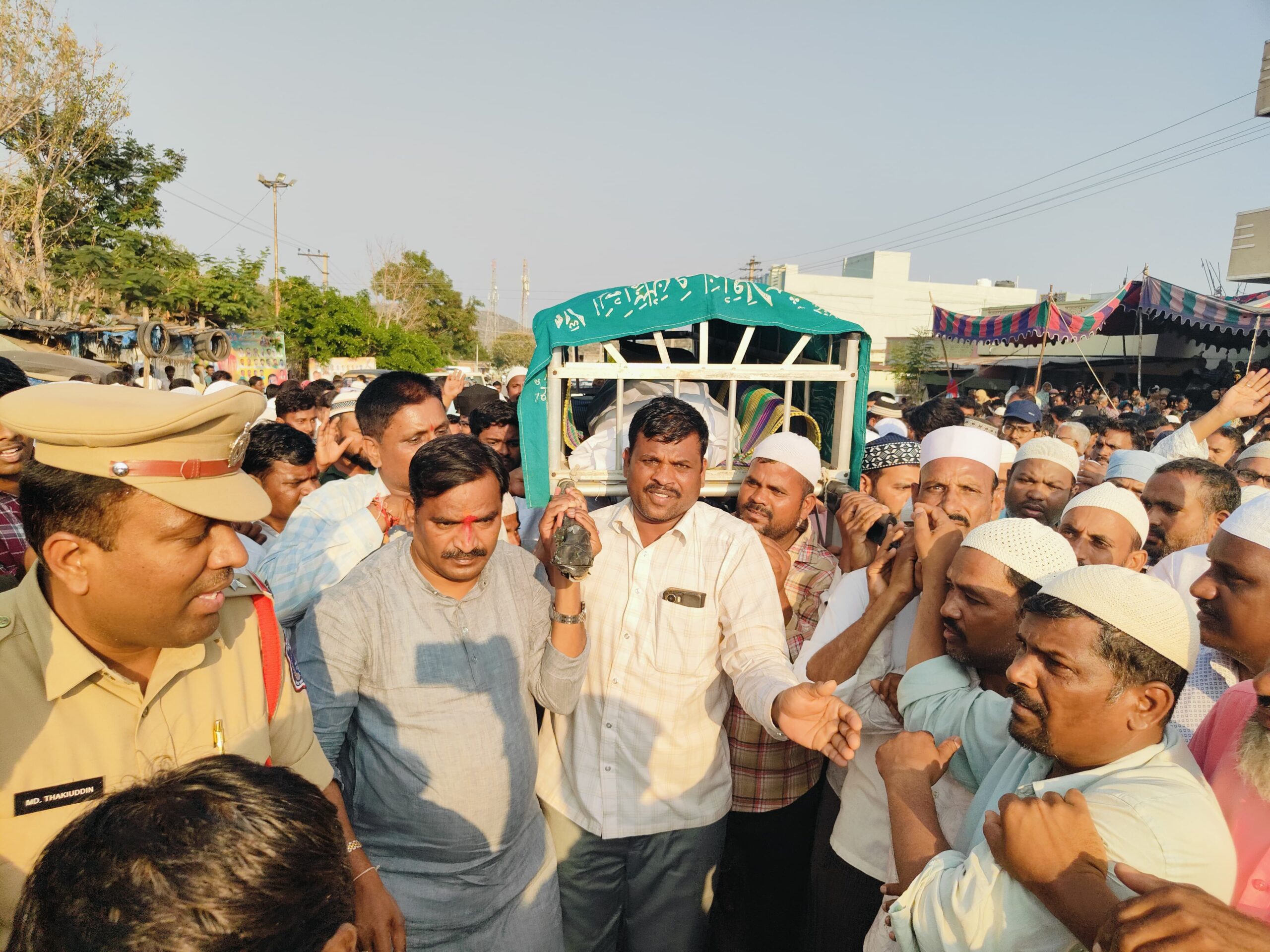 కళాకారుడి శివపేటిక మోసిన ఎమ్మెల్యే బీర్ల