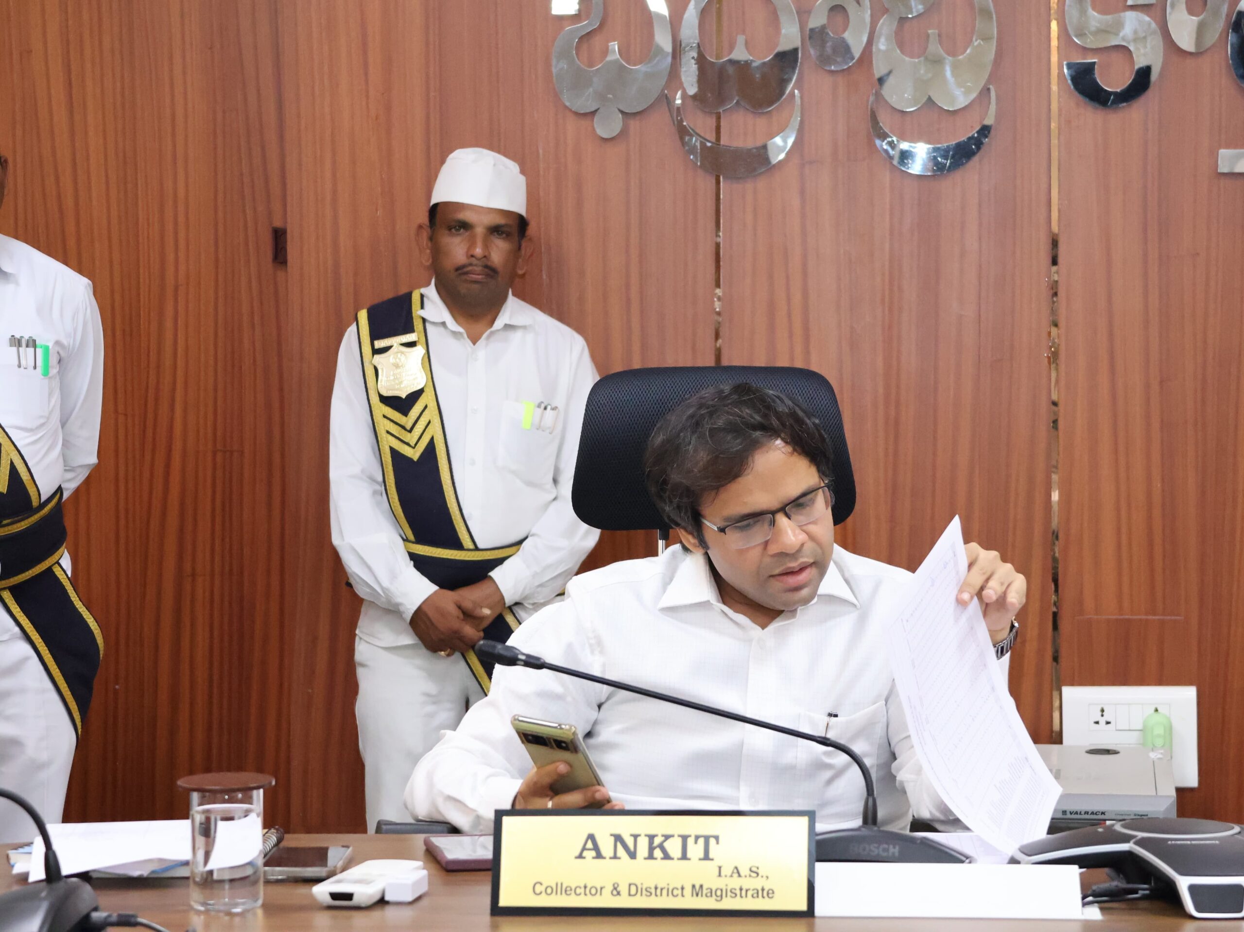 పెండింగ్‌లోని దరఖాస్తులు పరిష్కరించాలి: కలెక్టర్