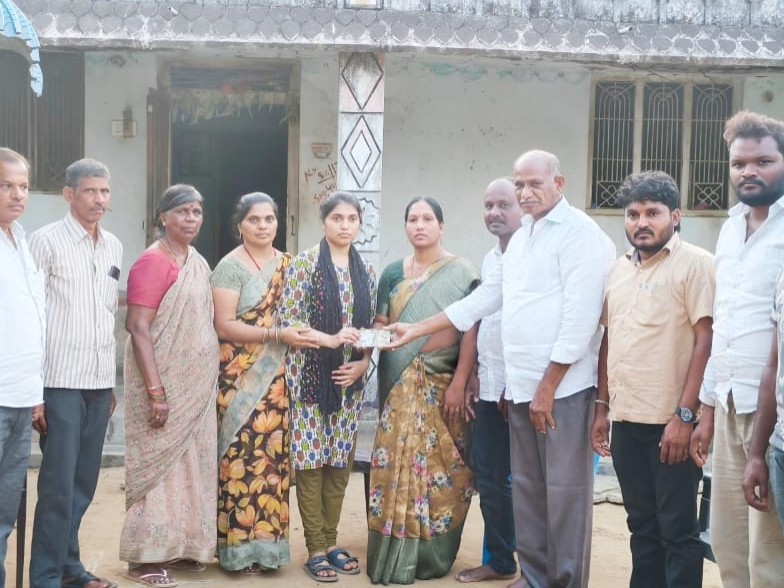 వైద్య విద్యార్థినికి ఆర్థిక సహాయం