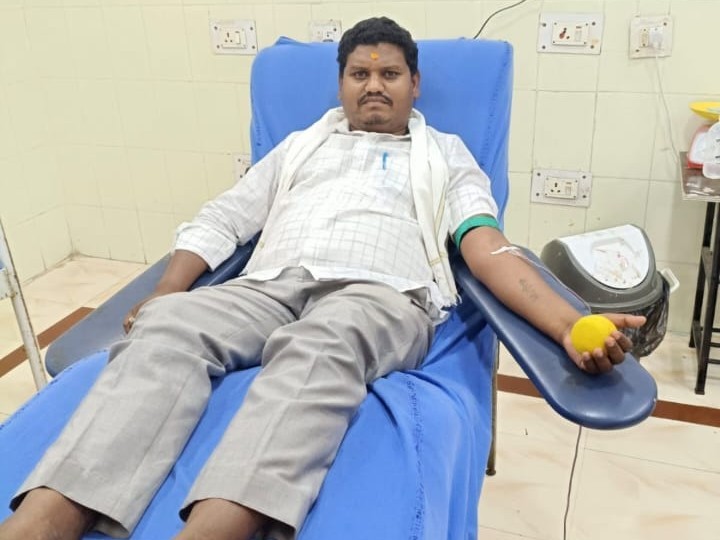 25వ సారి రక్తదానం చేసిన యువకుడు