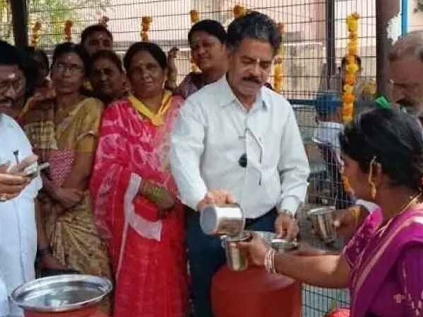 ప్రయాణికుల దాహార్తిని తీర్చేందుకు చలివేంద్రం