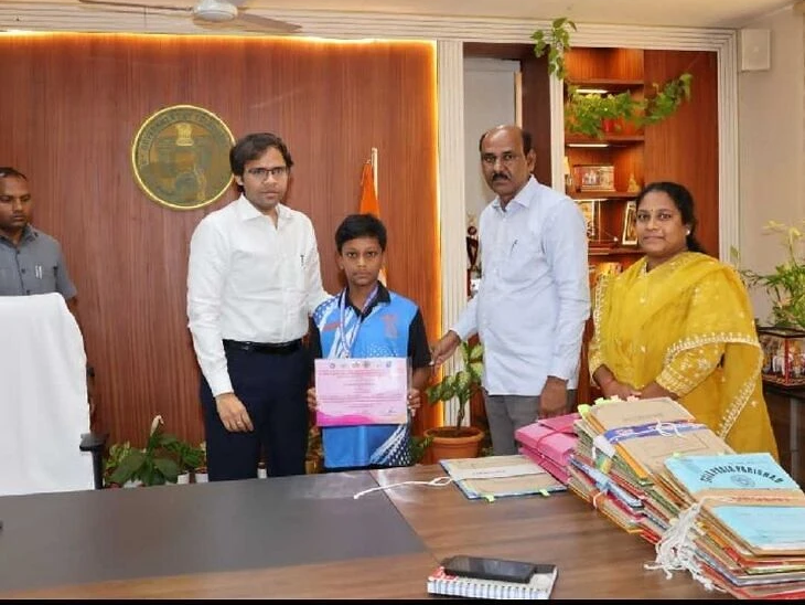 క్రీడాకారుడిని అభినందించిన కలెక్టర్