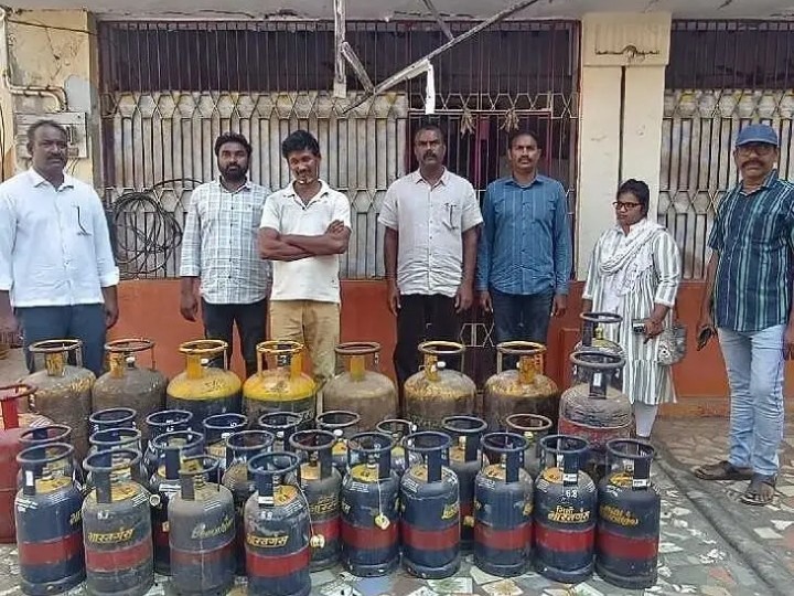అక్రమంగా తరలిస్తున్న గ్యాస్ సిలిండర్లు స్వాధీనం