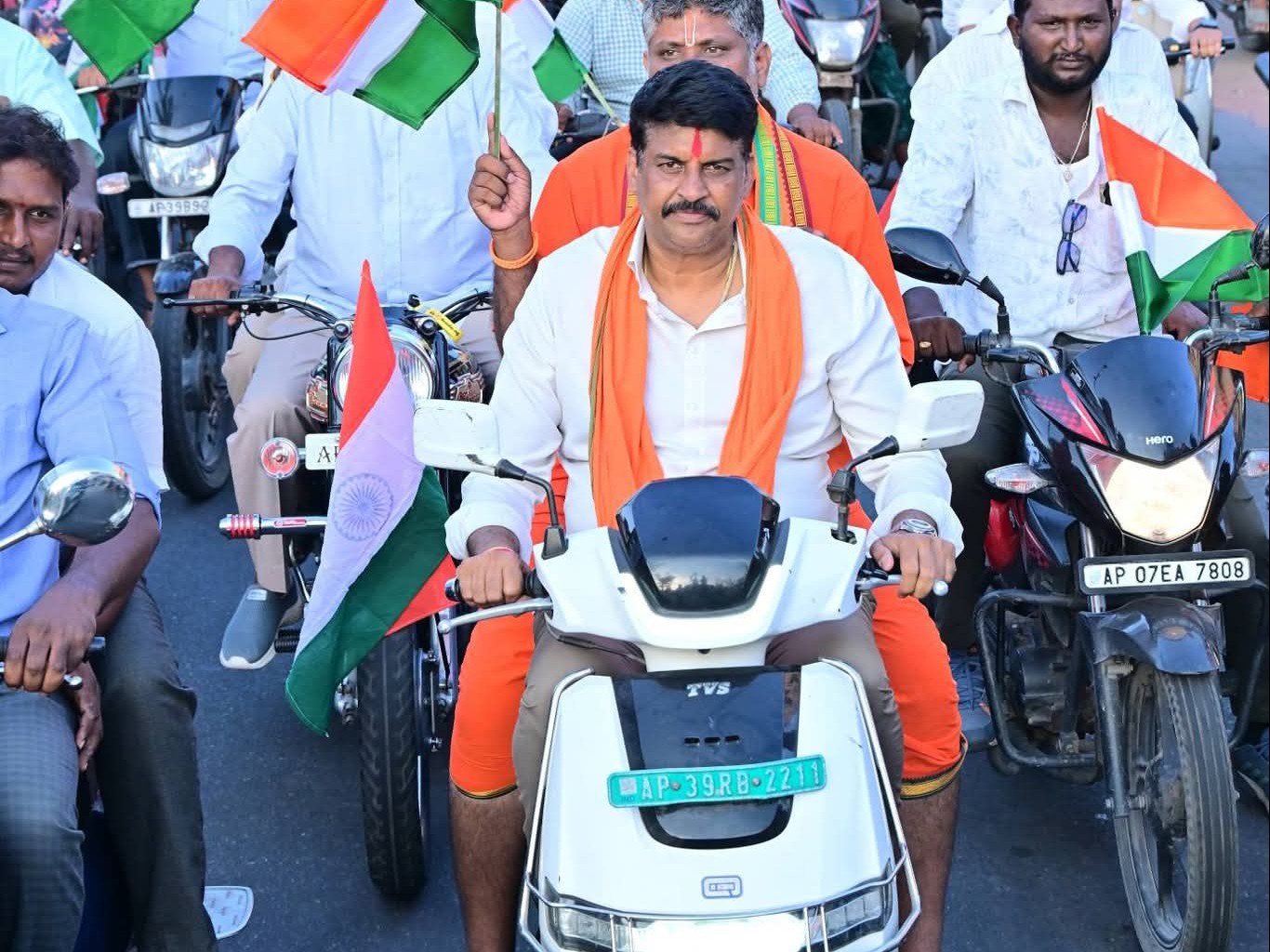 బాపట్లలో భారీ విజయోత్సవ ర్యాలీ