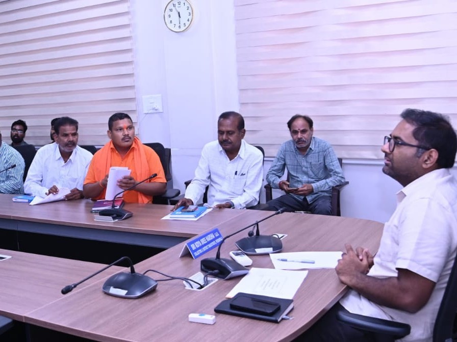 అభివృద్ధి పనులు త్వరగా పూర్తి చేయాలి: కలెక్టర్