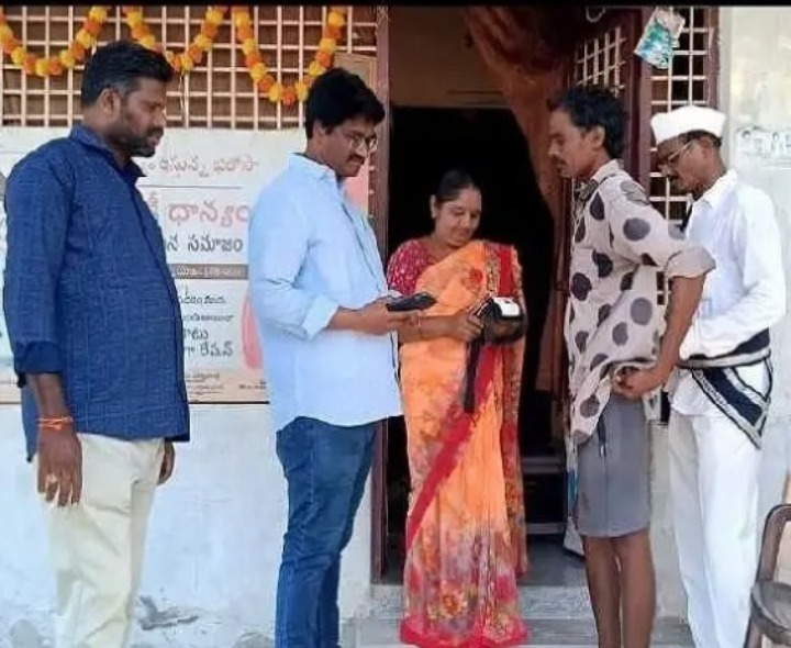 రేషన్ దుకాణంలో తహసీల్దార్ ఆకస్మిక తనిఖీ