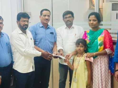 కార్మిక కుటుంబానికి ఆర్థిక సాయం అందజేత