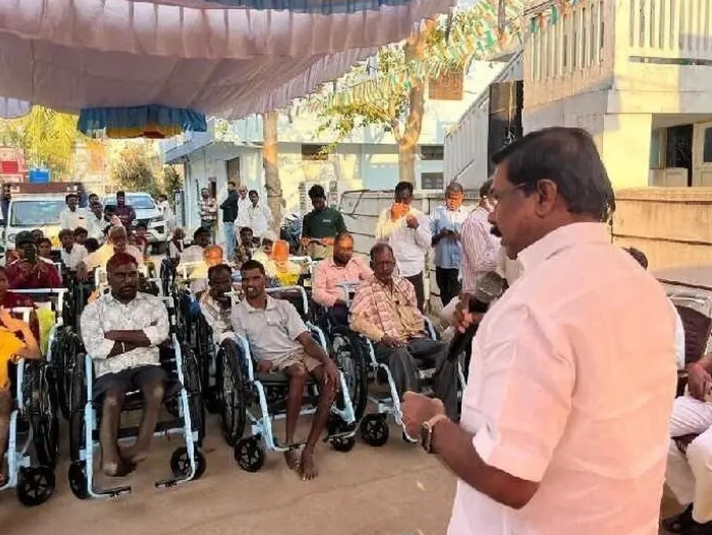 దివ్యాంగులకు వీల్ చైర్లు పంపిణీ చేసిన ఎమ్మెల్యే