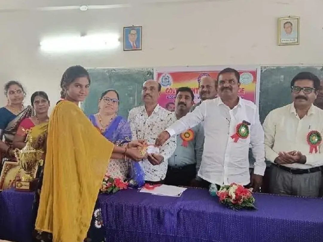 గ్రంథాలయాలను సద్వినియోగం చేసుకోవాలి: రాజేష్ రెడ్డి