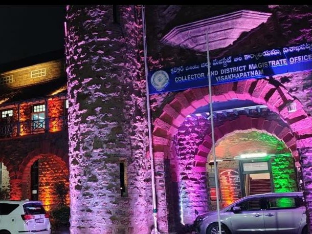 మెరిసిపోతున్న విశాఖ కలెక్టరేట్