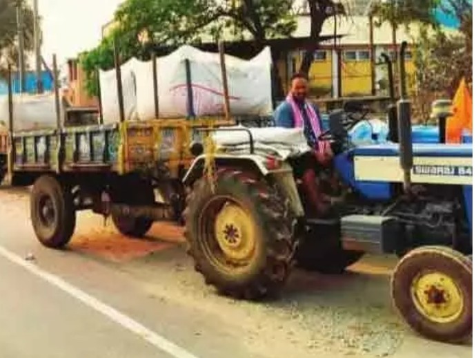 మందకొడిగా కొనుగోళ్లు.. రోడ్లపై నిలిచిన ధాన్యం ట్రాక్టర్లు