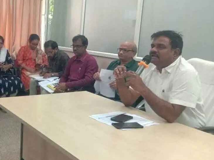 ‘పన్నులు వసూళ్ళు చేసేటప్పుడు ప్రజలకు అవగాహన కల్పించాలి’