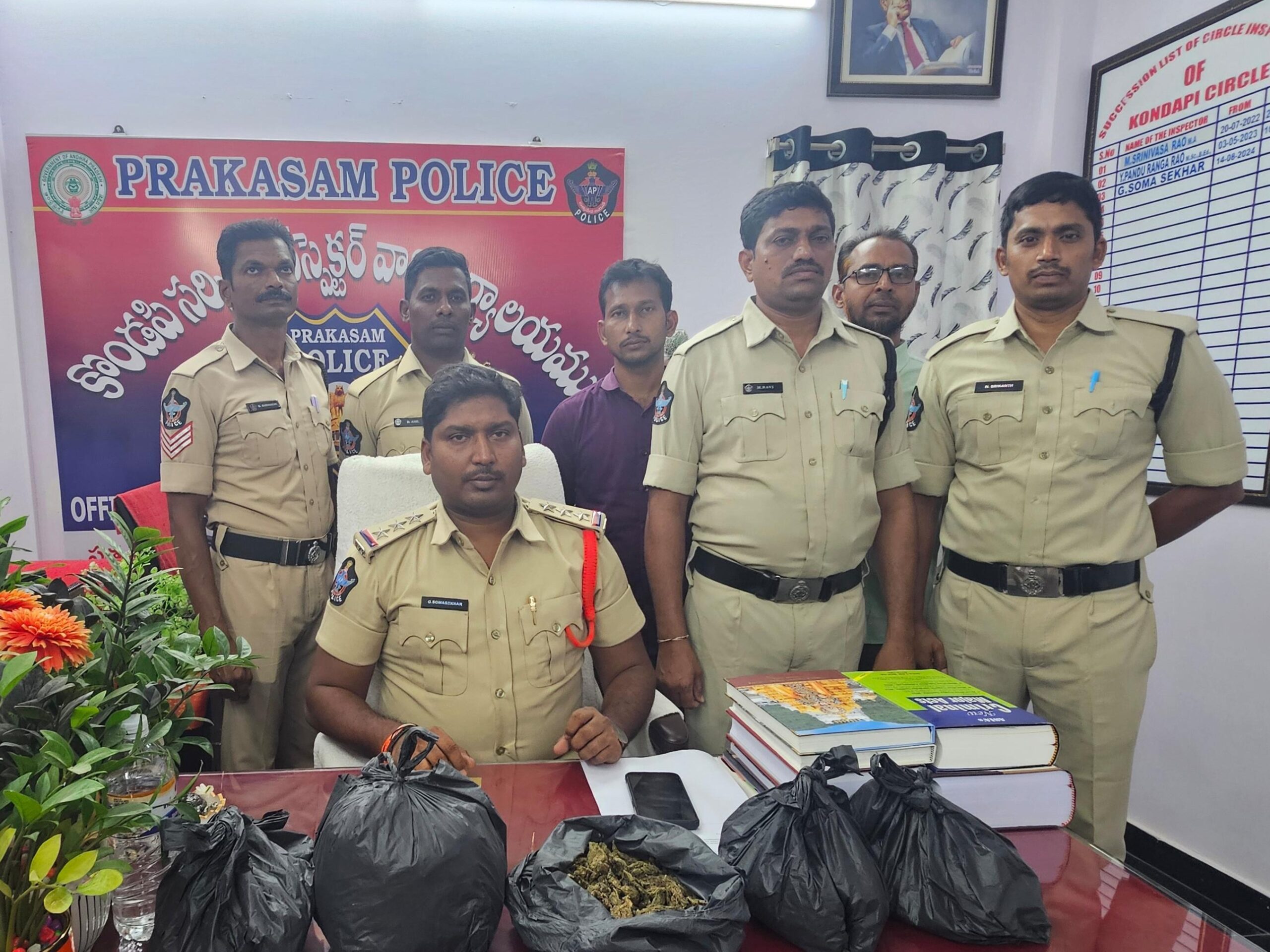 మూడున్నర కేజీల గంజాయినీ స్వాధీనం