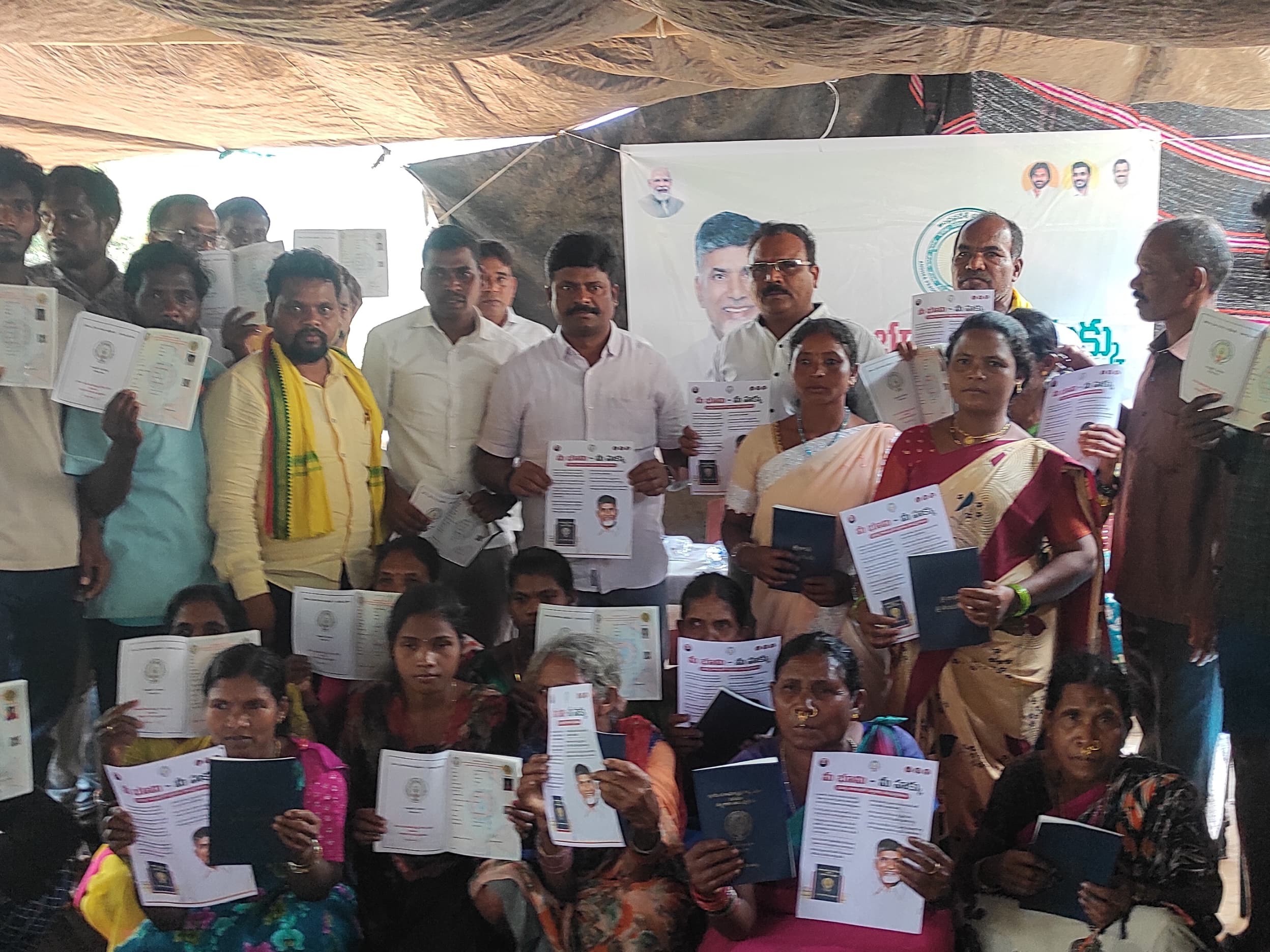 పట్టాదారు పాసుపుస్తకాల పంపిణీ చేసిన ఆర్డీవో