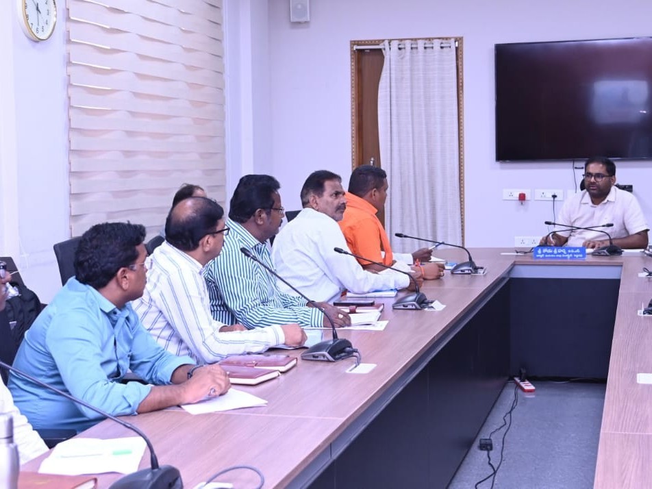 ‘నిర్దిష్ట గడువులోపు అభివృద్ధి పనులు పూర్తి చేయాలి’