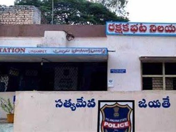 అనుమతి లేకుండా ఇసుక రవాణా: సర్పంచ్‌పై కేసు